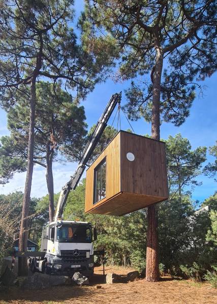 Transport et installation d'une construction modulaire en bois